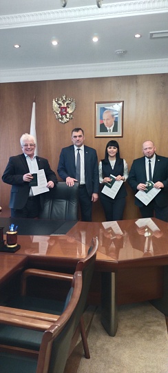 Вручение нагрудных знаков «Почетный разведчик недр» и «Отличник разведки недр»